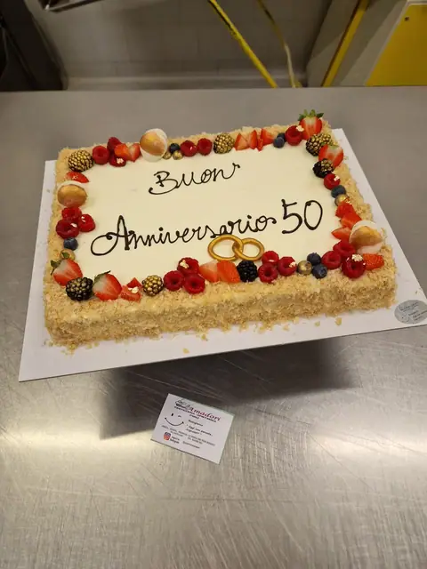 Torta per anniversario personalizzata, ottobre 2024 – Pasticceria Amadori