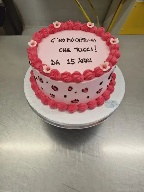 Torta di compleanno personalizzata, dicembre 2024 – Pasticceria Amadori