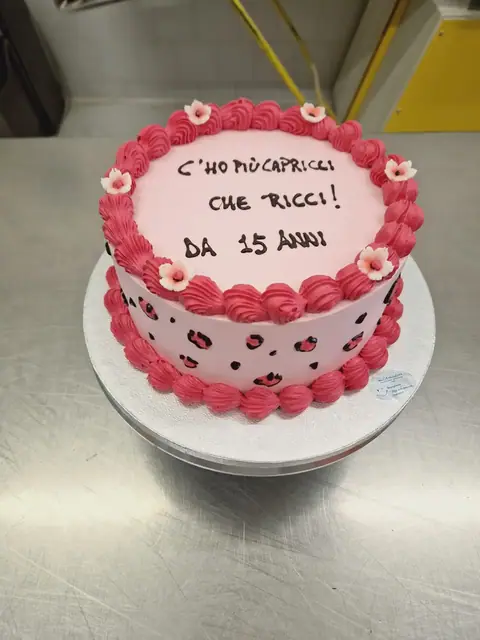 Torta di compleanno personalizzata, dicembre 2024 – Pasticceria Amadori
