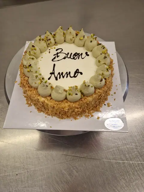 Torta di compleanno personalizzata, dicembre 2024 – Pasticceria Amadori