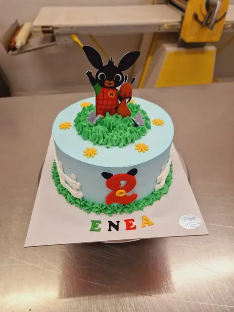 Torta di compleanno personalizzata, dicembre 2024 – Pasticceria Amadori