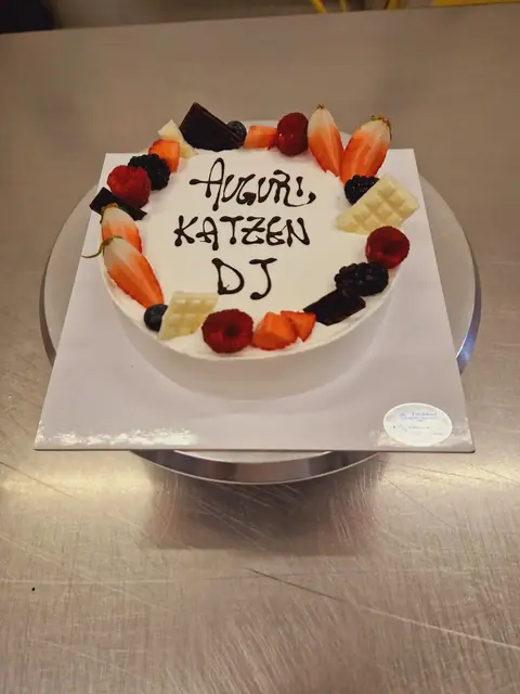 Torta di compleanno personalizzata, dicembre 2024 – Pasticceria Amadori