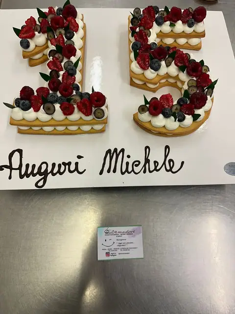Torta di compleanno personalizzata, dicembre 2024 – Pasticceria Amadori