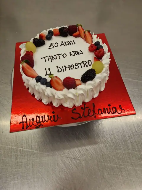 Torta di compleanno personalizzata, dicembre 2024 – Pasticceria Amadori