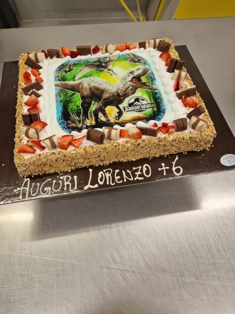 Torta di compleanno personalizzata, dicembre 2024 – Pasticceria Amadori