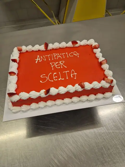 Torta di compleanno personalizzata, dicembre 2024 – Pasticceria Amadori
