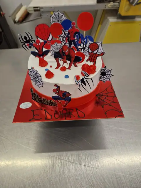 Torta di compleanno personalizzata, dicembre 2024 – Pasticceria Amadori