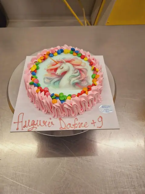 Torta di compleanno personalizzata, dicembre 2024 – Pasticceria Amadori