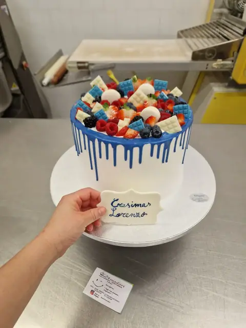 Torta per la Cresima personalizzata, ottobre 2024 – Pasticceria Amadori