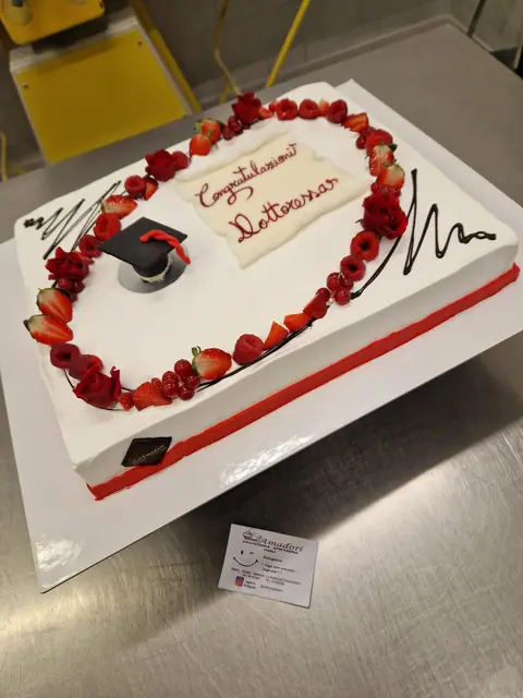 Torta di laurea personalizzata, dicembre 2023 – Pasticceria Amadori