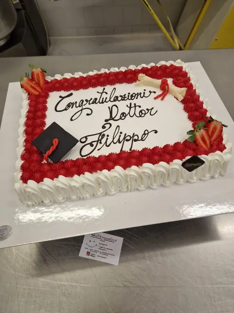Torta di laurea personalizzata, dicembre 2023 – Pasticceria Amadori