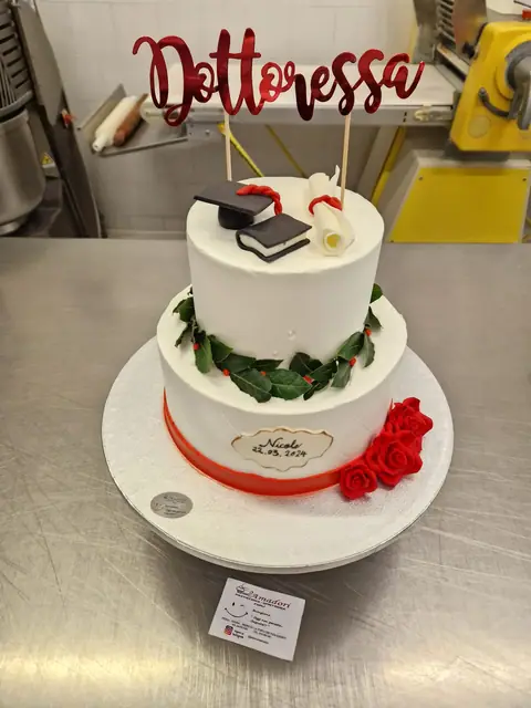 Torta di laurea personalizzata, aprile 2024 – Pasticceria Amadori