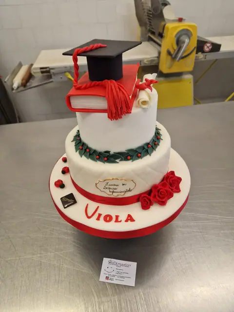 Torta di laurea personalizzata, aprile 2024 – Pasticceria Amadori