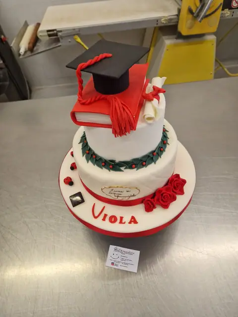 Torta di laurea personalizzata, aprile 2024 – Pasticceria Amadori
