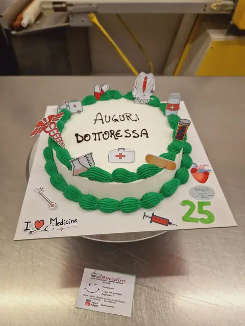 Torta di laurea personalizzata, ottobre 2024 – Pasticceria Amadori
