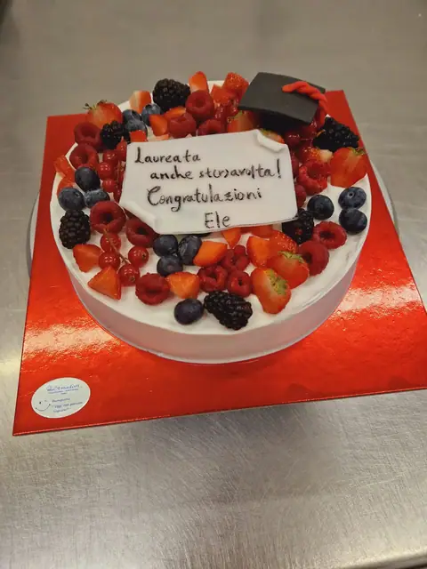 Torta di laurea personalizzata, dicembre 2024 – Pasticceria Amadori