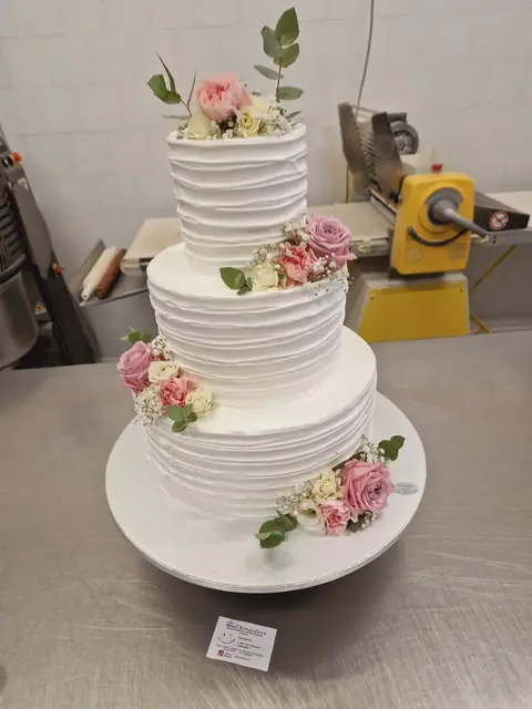 Torta nuziale personalizzata, settembre 2024 – Pasticceria Amadori