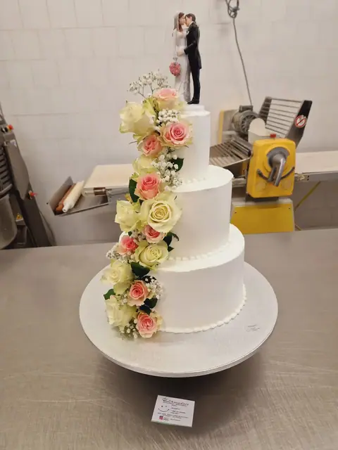 Torta nuziale personalizzata, ottobre 2024 – Pasticceria Amadori