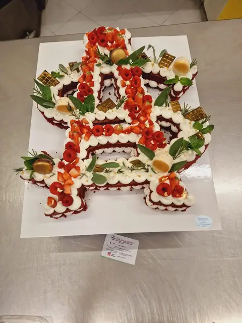Torta nuziale personalizzata, novembre 2024 – Pasticceria Amadori